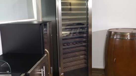 Elektrischer, temperaturgesteuerter Dreizonen-Weinkühlschrank mit Display